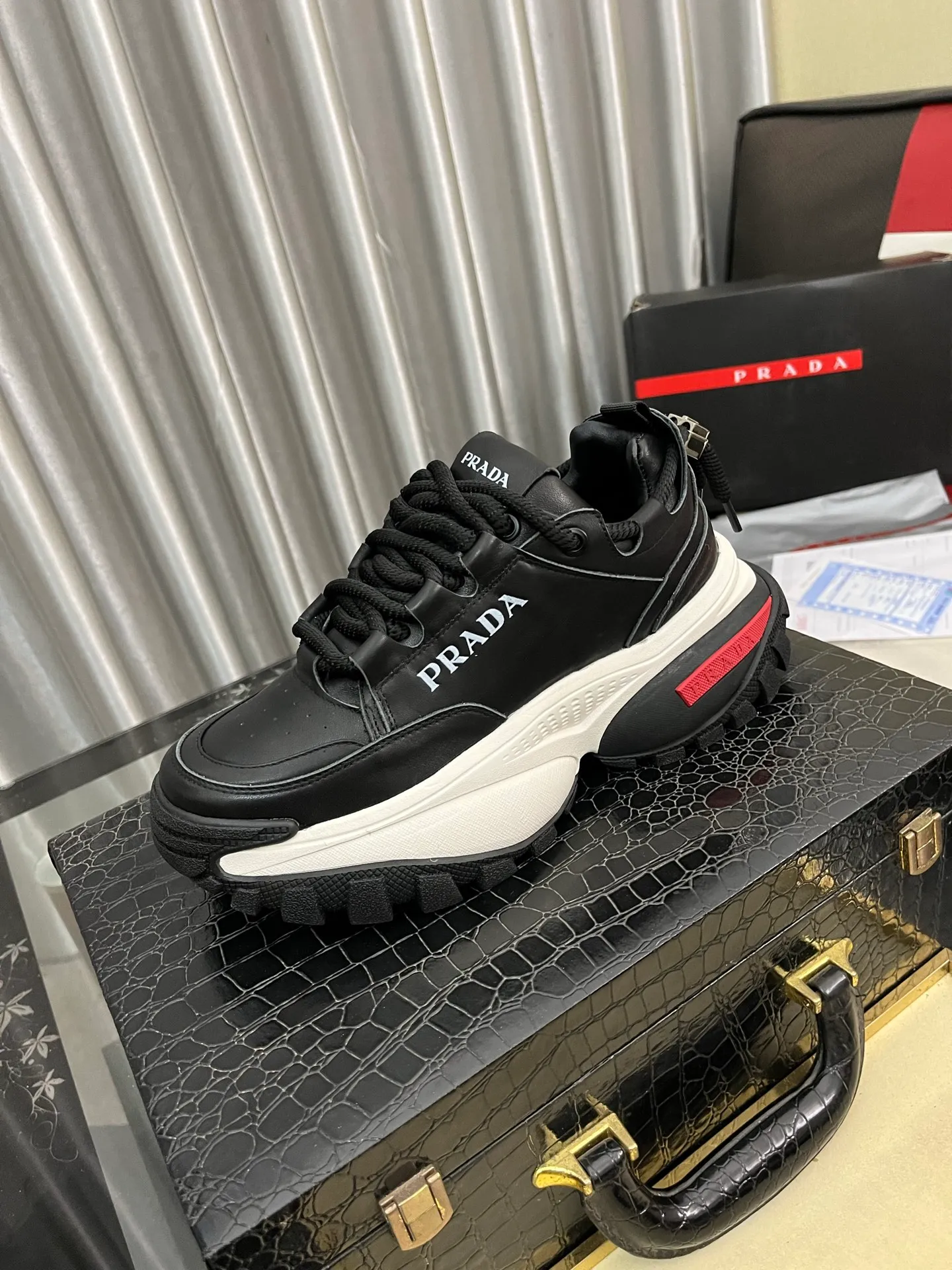 Men's shoes 💰: 800⌚️⌚️🔝High version The new PRADA (Prada) counters are launched simultaneously. The new men's shoes and 😘fabric are selected from first-layer cowhide and are made by pure handicrafts. Lining: Full cowhide lining. 👍🏿 High-end ☄️ air-cushion molded anti-slip rubber outsole, exquisite lines, simple and elegant, comfortable and high-end for leisure travel. Code number: 38 to 443️⃣Colors available